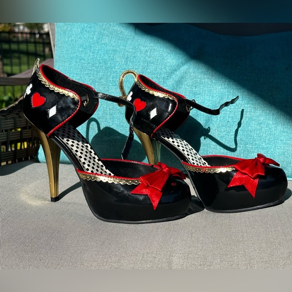 Queen of hearts/Alice In Wonderland heels size 9-never worn - Picture 2 of 8